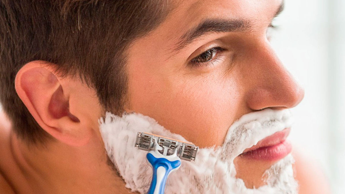 routine-uomo-compattante-rasatura